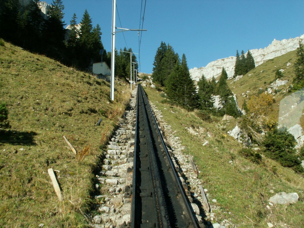 Raus aus dem Nebel.Auf den Luzerner Hausberg Pilatus(2132m .M.)geht es mit der Pilatusbahn(PB)ab Alpnachstad,oder mit der Gondelbahn/Luftseilbahn ab Kriens.
Gut zu sehen die Locher Fischgrten-Zahnstange(Nur bei der Pilatusbahn)07.10.10