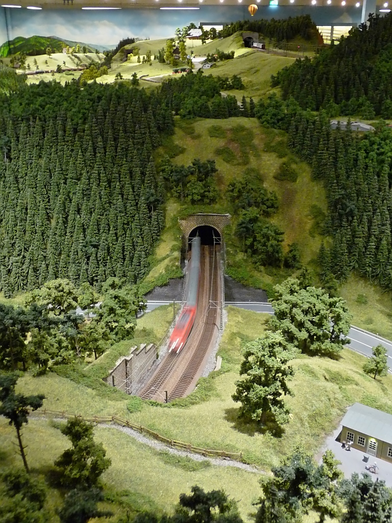 Raus aus dem Tunnel, rein in den Tunnel... Schwarzwald-Modellbahn, 3.10.11