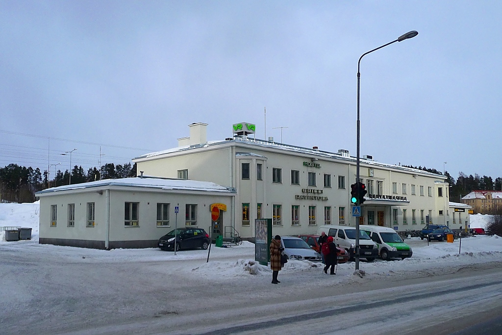 Rautatieasema Kuopio, Bahnhofsgebude von der Straenseite, Finnland, 08.3.13
