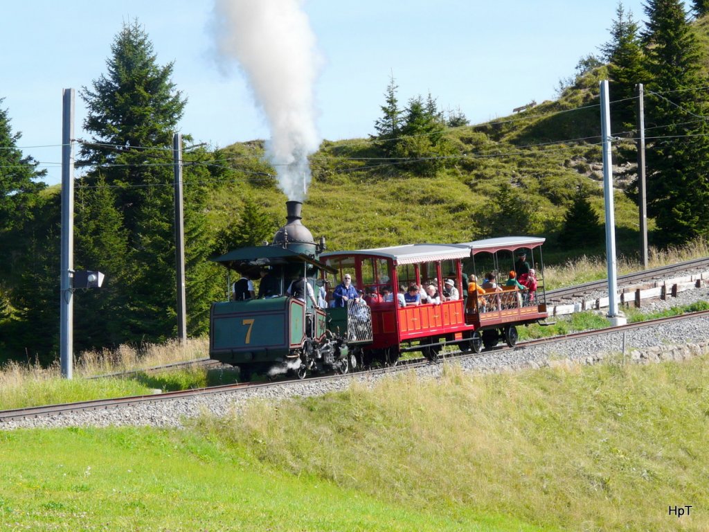 RB -    Sie fhrt wieder im Sommer 2009   Dampflok H 1/2  7 unterwegs mit 2 Personenwagen auf die Rigi am 07.09.2009