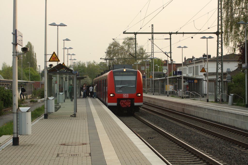 RB 11388 mit 425 074 in Erkelenz nach Duisburg am 12.04.11