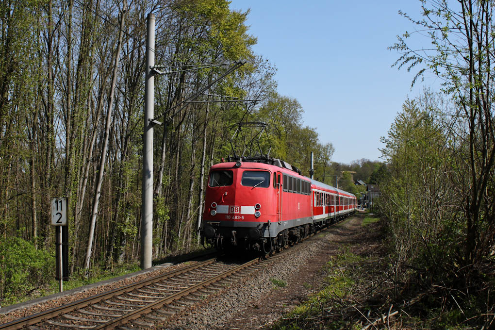 RB 13916 (Marbach-Backnang), geschoben von 110 483 nhert sich dem Haltepunkt von Erdmannhausen-Rielingshausen. (18. April 2011)