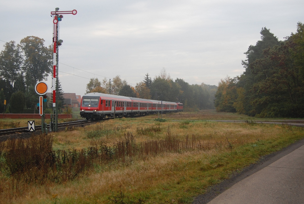 RB 14804 Rotenburg(Wmme) - Minden(Westf), hat soeben den Ort Estorf hinter sich gelassen und fhrt nun dem nchsten Halt in Petershagen-Lahde entgegen. 29.10.2011