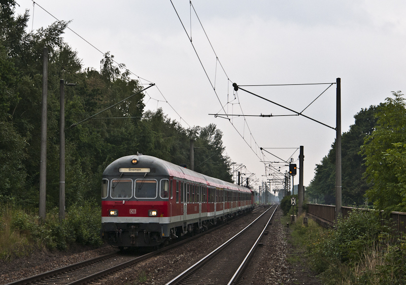 RB 14819 (Oldenburg (Oldb) - Bremen Hbf) mit Schublok 110 469-4 am 17. August 2010 in Heidkrug.