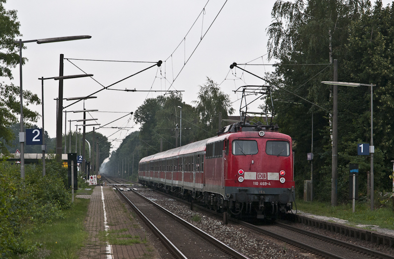 RB 14819 (Oldenburg (Oldb) - Bremen Hbf) mit Schublok 110 469-4 am 17. August 2010 in Heidkrug.