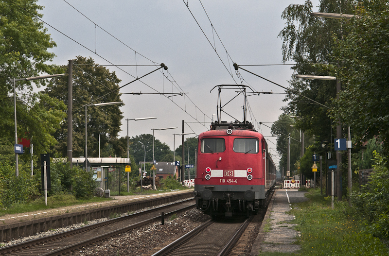 RB 14821 (Oldenburg (Oldb) - Bremen Hbf) am 17. August 2010 mit Schublok 110 454-6 in Heidkrug.