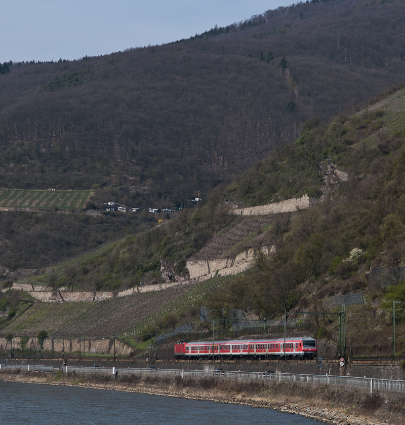 RB 15531 (Koblenz Hbf - Wiesbaden Hbf)  geschoben von 143 657-5 am 7. April 2010 an der rechten Rheinstrecke bei Lorch.