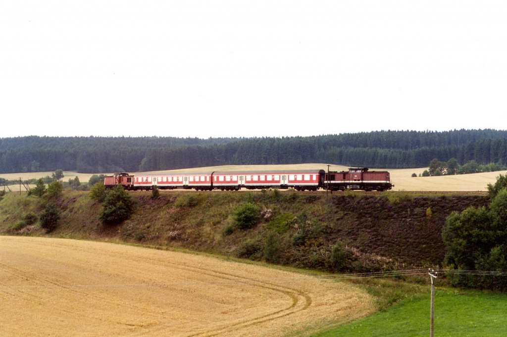 RB 16930 Blankenstein-Rudolstadt mit 202-Doppelbespannung am 15.08.2000 bei Unterlemnitz.Die Strecke verluft hier zum Hhengewinn in einer groen Doppelschleife.
gescantes Foto
