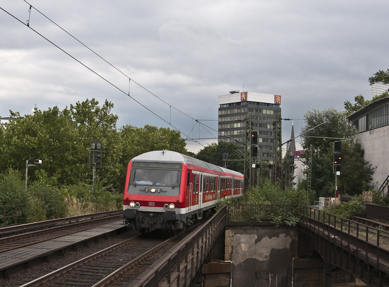 RB 21124 (Hamburg Hbf - Itzehoe) am 25. August 2010 mit Schublok 112 153 in Hamburg Dammtor.