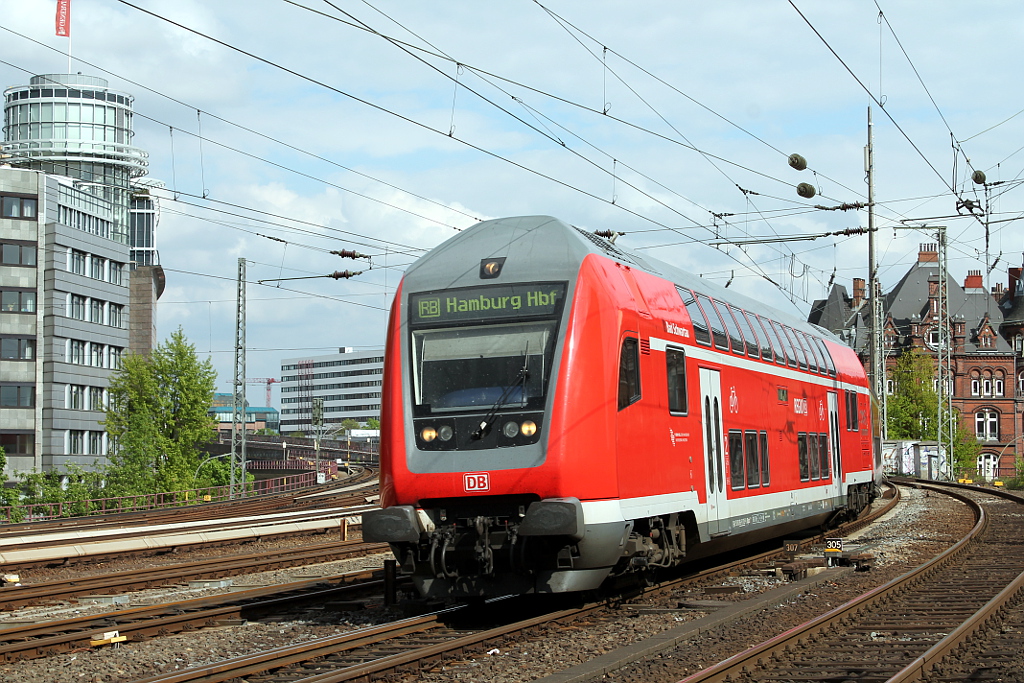 RB 21323 von Bad Oldesloe nach Hamburg Hbf geschoben von der 112 171-4 bei der Einfahrt in Hamburg Hbf am 11.05.2013