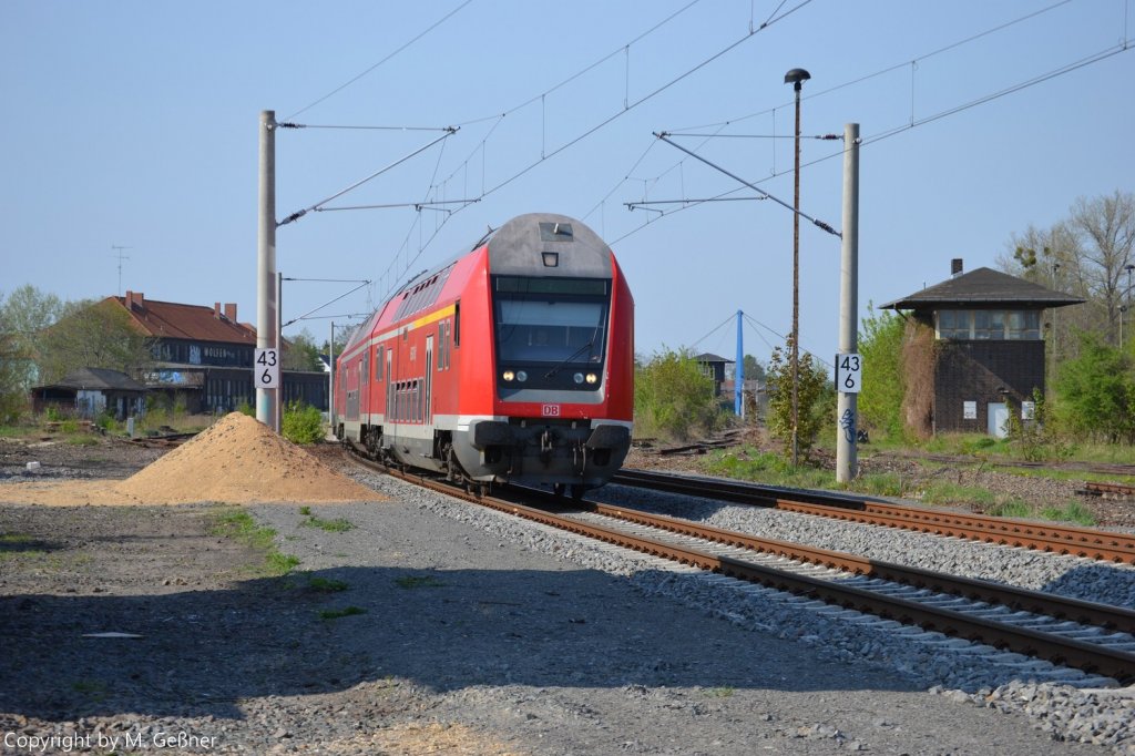 RB 26115 verlsst am 22.04.2011 den Bahnhof Wolfen in Richtung Bitterfeld.