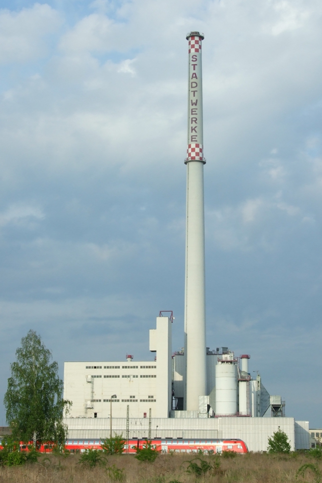 RB 26299 passiert auf ihrem Weg von Dessau nach Halle/Saale gerade das Kohle-Kraftwerk der Dessauer Stadtwerke.
Dessau, der 14.5.13