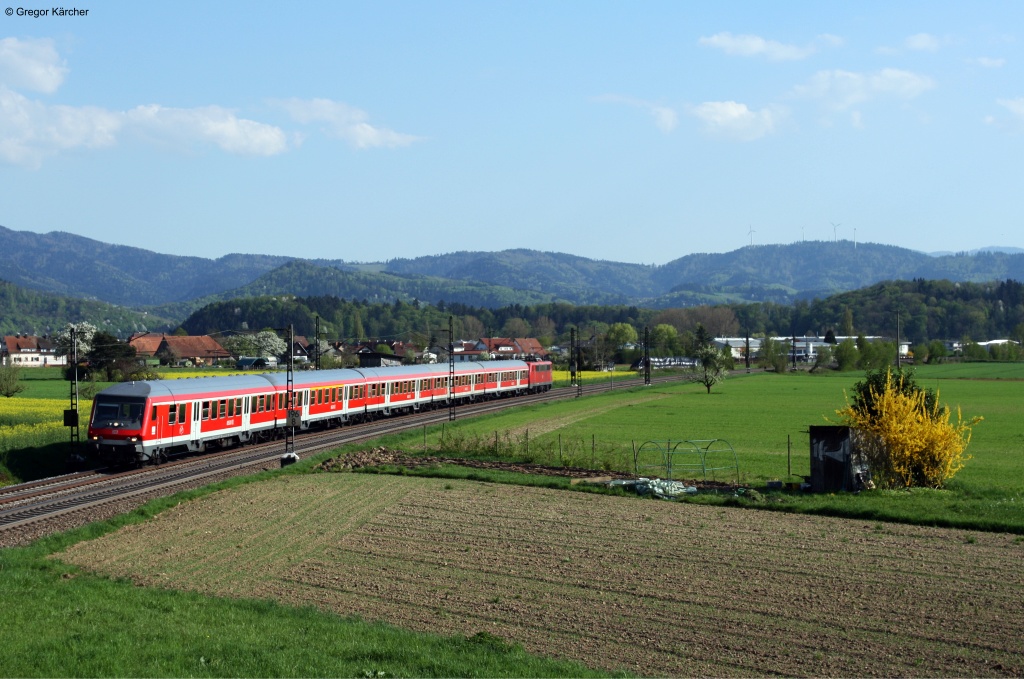 RB 26574 (Basel-Offenburg), geschoben von einer Baureihe 111 kurz vor dem nchsten Halt Kollmarsreute. Aufgenommen am 25.04.2013.