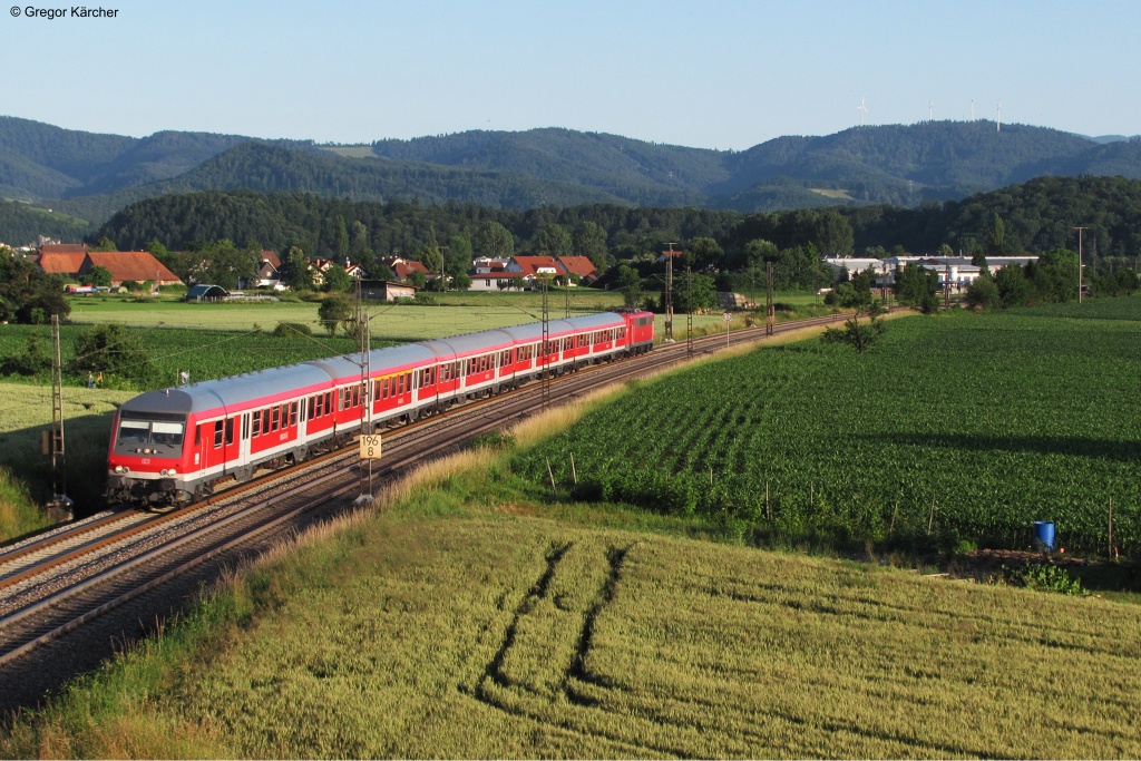 RB 26584 mit einer Baureihe 111 als Schublok kurz vor Kollmarsreute. Wegen einer Person im Gleis hatte der Zug etwa 40 Minuten Versptung. Aufgenommen am 22.06.2012.
