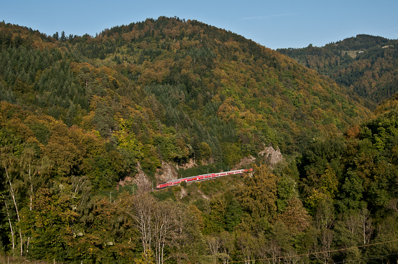 RB 26957 (Freiburg(Breisgau) Hbf - Neustadt(Schwarzw)) mit zwei unbekannten 143ern am 25. September 2011 bei Falkensteig. Die Doppelstockgarnitur wurde mit 2 n-Wagen verstrkt.