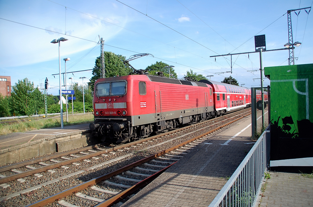 RB 27 bei der Einfahrt in den Hbf Rheydt, Ziel der Fahrt ist Koblenz Hbf. Der Zug wird von 143 009-9 geschoben, auch sie trgt die BuGa-Werbung. 18.5.2011