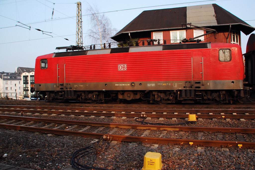 RB 27 Zuglok 143 910-8 vorm Stellwerk Rpn in Seitenansicht am 14.3.2012