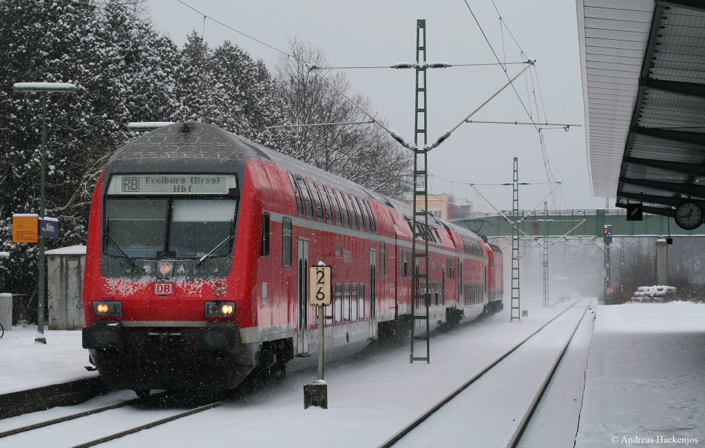RB 31584 (Seebrugg-Freiburg(Breisgau) Hbf) mit Schublok 143 350-7 in Freiburg Wiehre 19.12.09. Die Lok wurde nach einem Unfall  neuaufgebaut .
