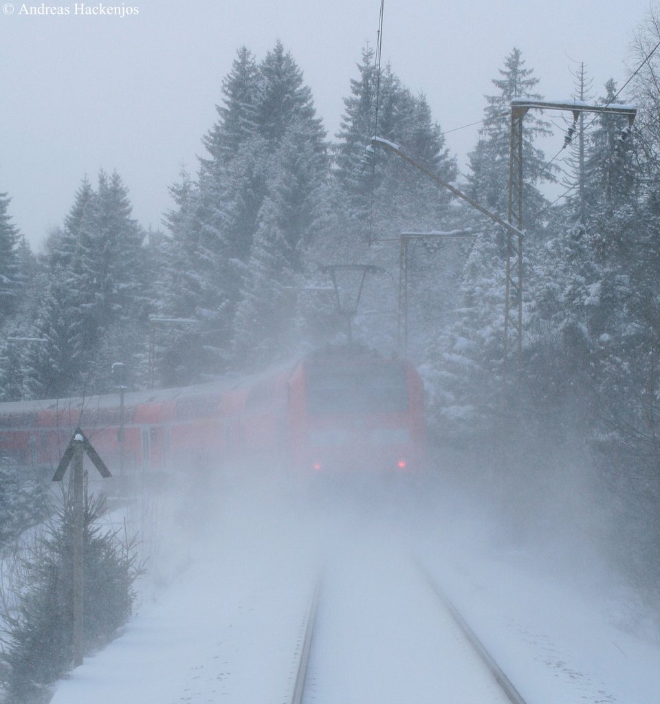 RB 31600 (Neustadt(Schwarzw)-Freib urg(Breisgau) Hbf) mit Schublok 146 112-8 bei Titisee 19.12.09