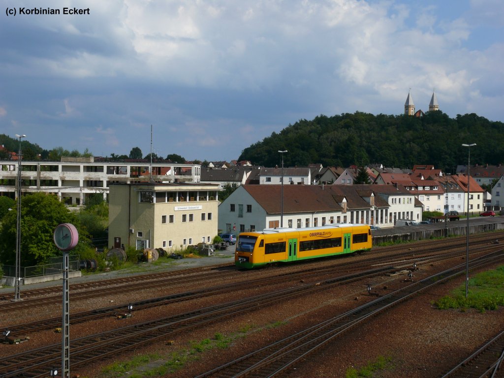 RB 32230 passiert in Form von einem Regio-Shuttle der Oberpfalzbahn das beliebte Motiv mit der Klosterkirche und dem Kreuzberg in Schwandorf, 10.08.2010
