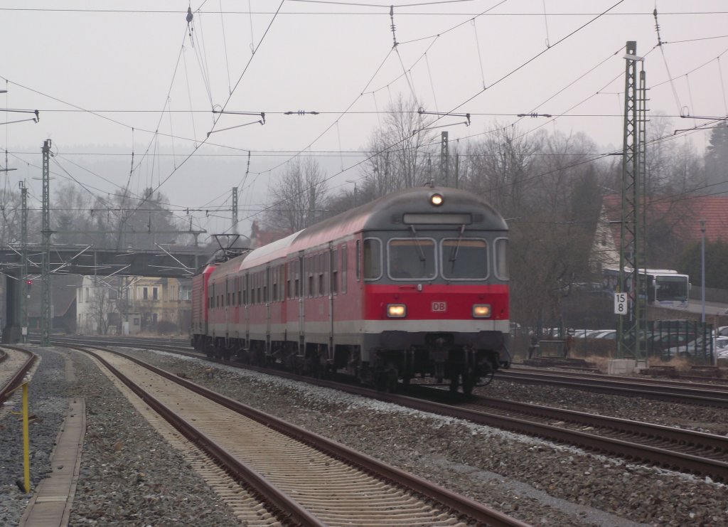RB 37631 nach Nrnberg Hbf erreicht am 16. Mrz 2011 mit fhrendem Karlsruher Steuerwagen den Kronacher Bahnhof auf Gleis 3.