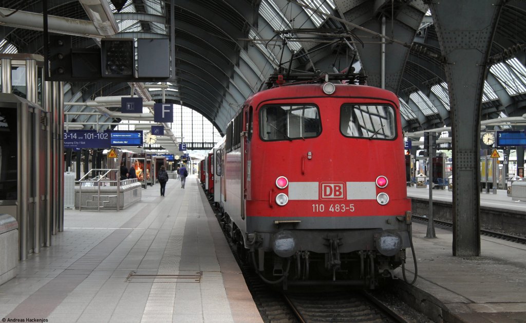 RB 38872 (Karlsruhe Hbf-Mannheim Hbf) mit Schublok 110 483-5 in Karlsruhe 25.4.12