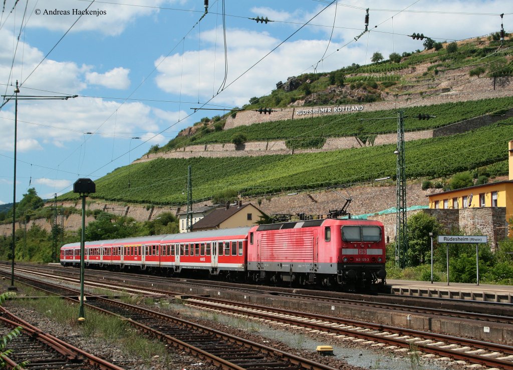 RB 39210 (Frankfurt(Main)Hbf-Koblenz Hbf) mit Schublok 143 125-3 in Rdesheim 18.7.10