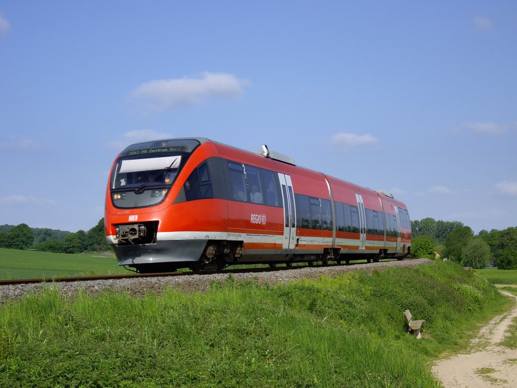 RB 39311 aus Coesfeld legt sich in die enge S-Kurve kurz vor dem Bahnhof Havixbeck.
Dieser Zug fuhr weiter nach Mnster-Zentrum-Nord.
Gru an den netten Tf!
Havixbeck, 25.05.2010