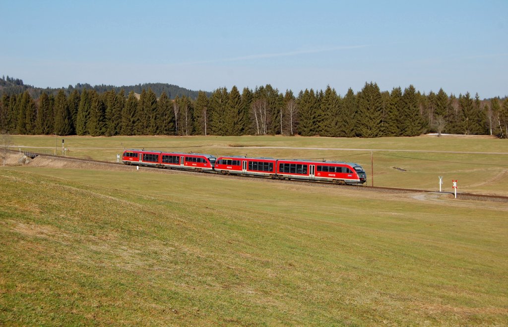 RB 57341 F�ssen - Augsburg Hbf am 17.03.2012 kurz vor dem Bf. Weizern-Hopferau