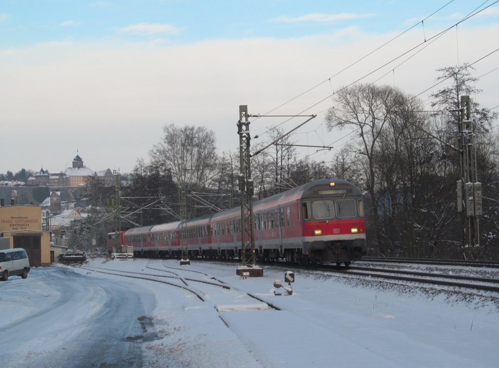 RB 59361 verlsst am 07. Dezember 2012 mit fhrendem Karlsruher Steuerwagen (82-34 327; Bnrdzf 470.0) Kronach.