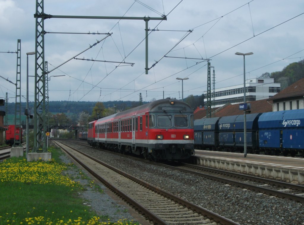 RB 59365 nach Bamberg erreicht am 03. Mai 2013 mit schiebender 111 227 den Bahnhof Kronach.