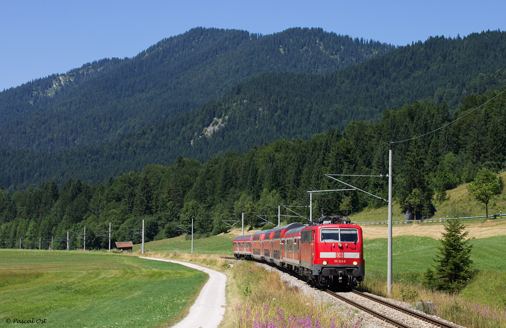 RB 59513 (Mnchen Hbf - Mittenwald) wurde am 2. August 2013 von 111 123-6 bespannt und konnte kurz vor dem nchsten Halt Klais aufgenommen werden.