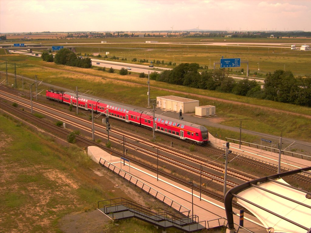 RB aus Halle kommend bei der Einfahrt in den Flughafen-Bahnhof Leipzig/Halle,06.06.2007