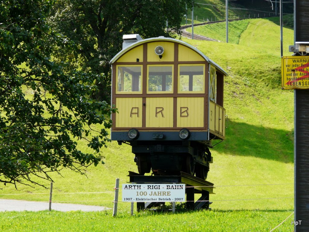 RB - Ausstellungsstck des Triebwagen BDeh2/4 3 oberhalb der Luftseilbahn ob Arth-Goldau Foto wurde aus einem Talwrts fahrendem Zug heraus gemacht .. Bild vom 07.09.2009