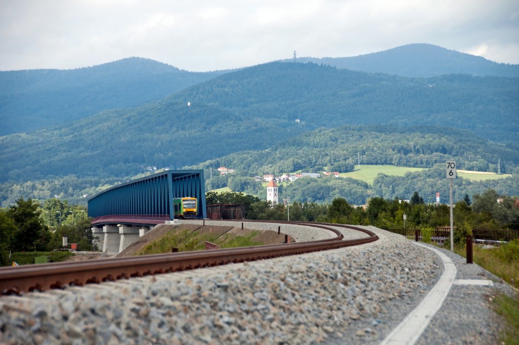RB von Bayerisch Eisenstein nach Plattling, am 27.07.2010 bei der berquerung der Donau ber die neue Brcke.
