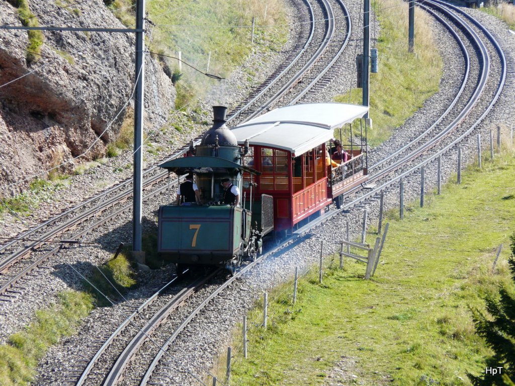 RB - Dampflok H 1/2 7 unterwegs mit 2 Personenwagen bei der Talfahrt von der Rigi am 07.09.2009