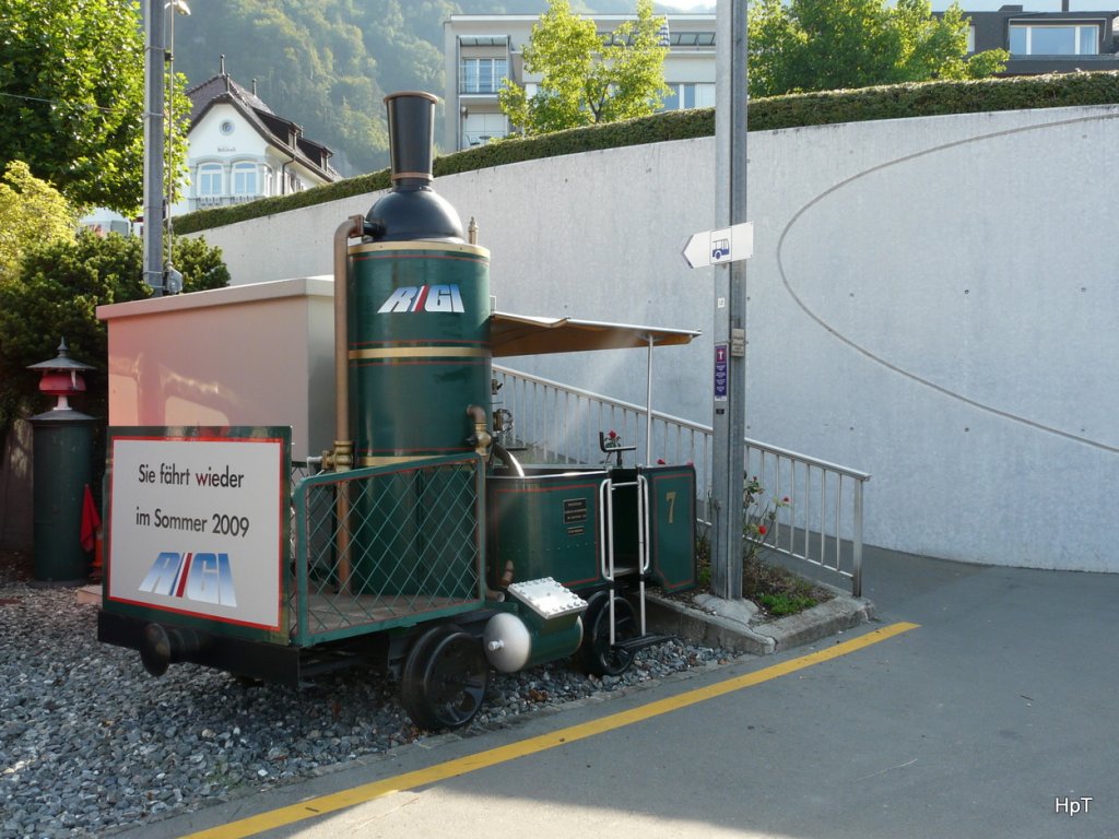 RB - Im Bahnhof Vitznau abgestellt eine Atrappe der Lok 7 mit dem Hinweiss    Sie fhrt wieder im Sommer 2009    Bild vom 07.09.2009