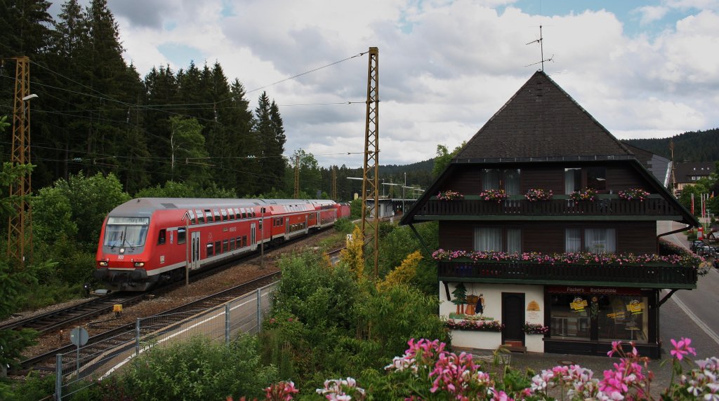 RB mit 143 -.- nach Freiburg Hbf am 19.06.11 in Hinterzarten.