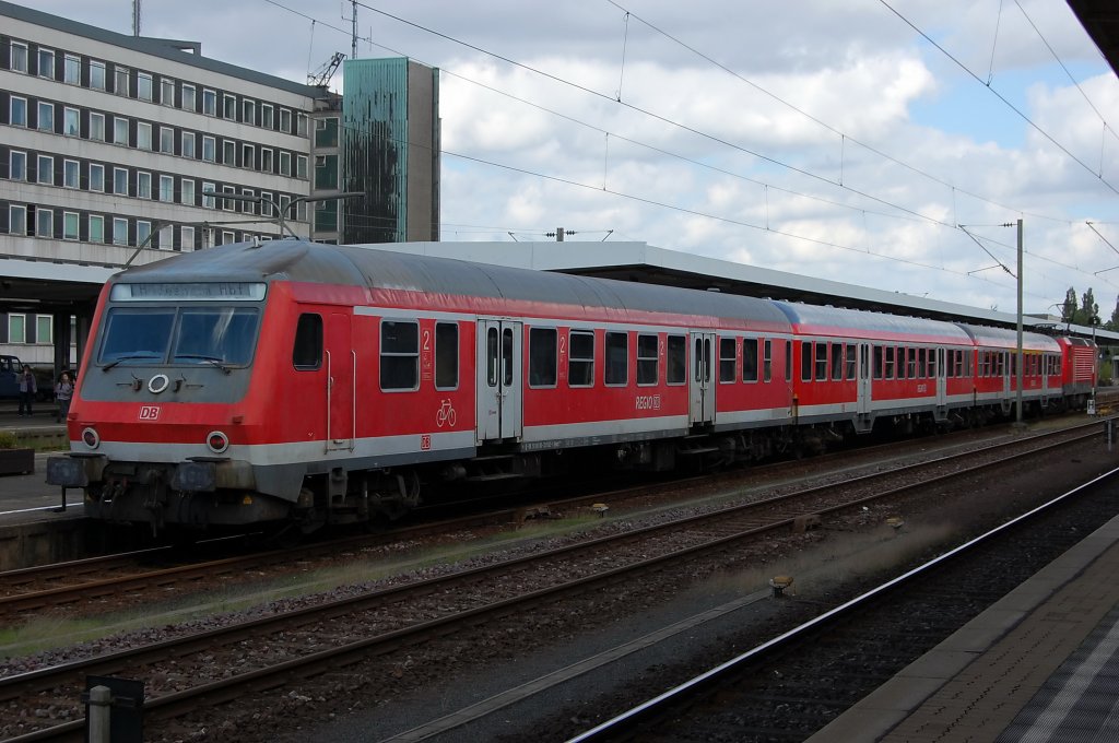 RB nach Hildesheim (RB 14264) in Braunschweig bestehend aus Bybdzf 482.1,
Bnr 451.4, ABnrz 418.4 und wurde von der 143 062-8 geschoben. 15.09.2010