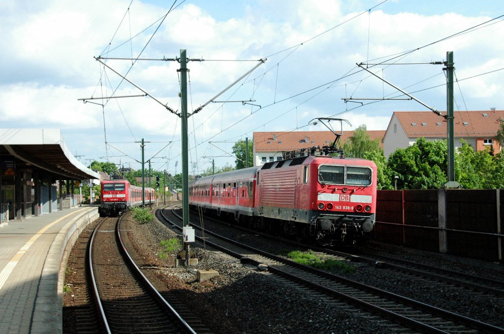 RB nach Neumarkt i.d.Obpf. welche heute in Postbauer-Heng baustellenbedingt endet, geschoben von 143 938; und S-Bahn nach Altdorf, geschoben von 143 630, aufgenommen am 23.05.2010 im Bahnhof Nrnberg-Gleihammer. 