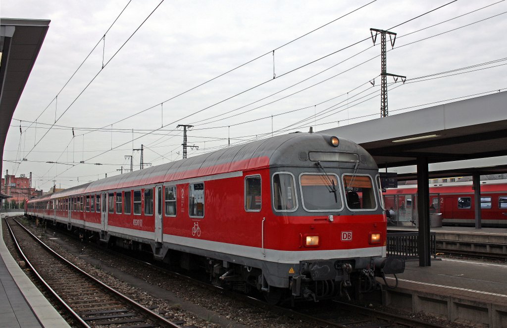 RB nach Neumarkt(Oberpfalz) bestehend aus mehreren n-Wagen inklusive Steuerwagen mit Karlsruher Kopf und 143 275 in Nrnberg Hbf, 4.9.010.