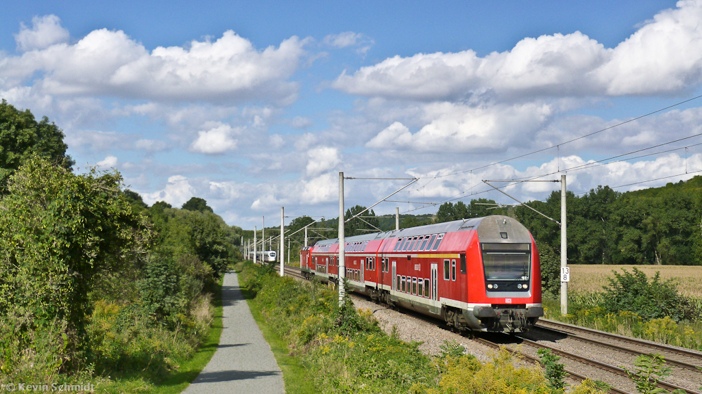 RB Naumburg - Saalfeld vor der Einfahrt in den Bahnhof Dornburg (Saale) nahe der Zementwerke, ICE 1208 München - Berlin im Hintergrund, 08.09.2012.
