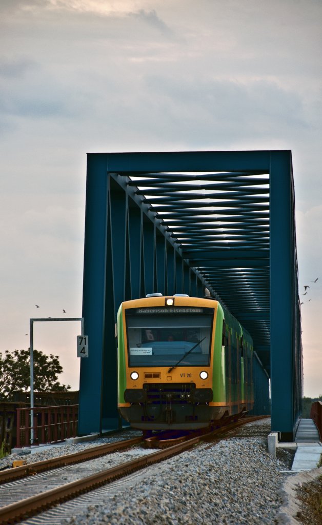 RB von Plattling nach Bayerisch Eisenstein am 08.08.2010 kurz vor Deggendorf.
