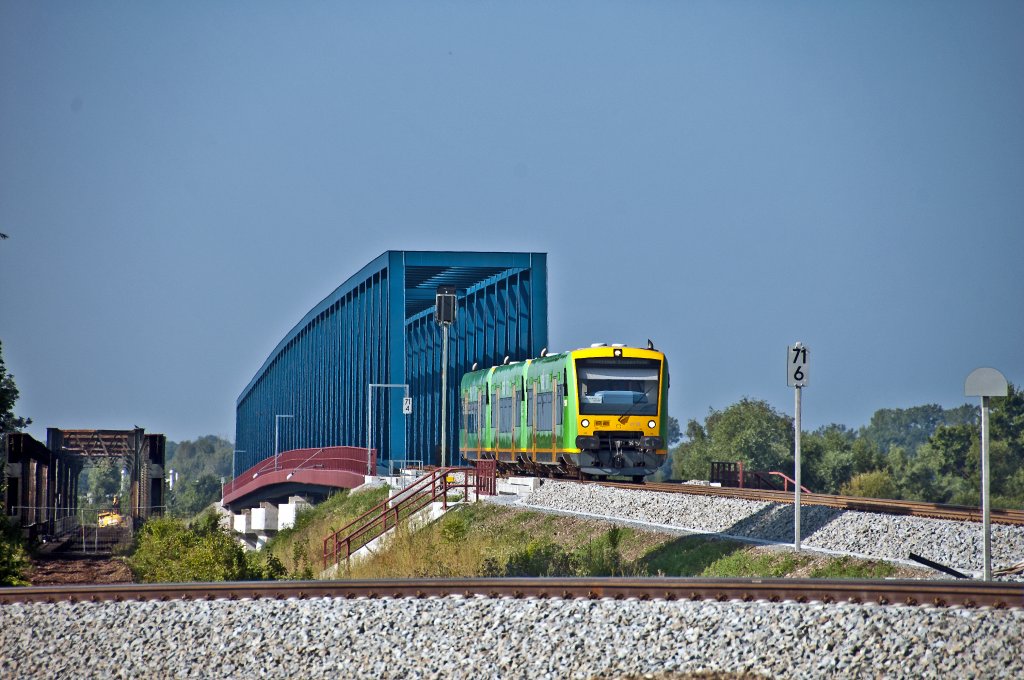 RB von Plattling nach Bayerisch Eisenstein am 21.07.2010 kurz vor Deggendorf. Gut kann man den H�henunterschied von der alten zur neuen Br�cke erkennen.