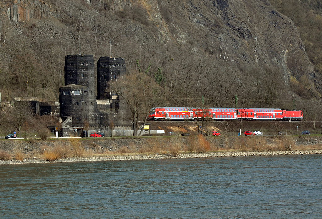 RB rechtsrheinisch unterwegs in Richtung Kln, kurz vor dem Passieren der Brckenpfeiler von Remagen - 08.03.2013