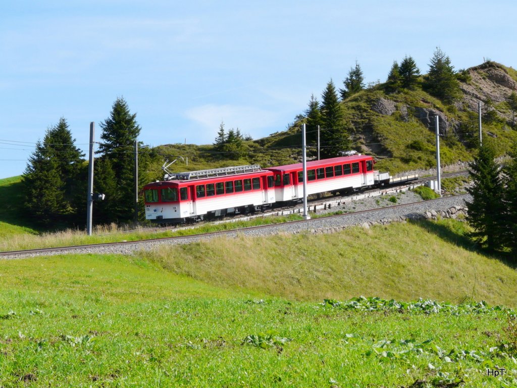RB - Zug von Vitznau auf die Rigi mit dem Zahnradtriebwagen Bhe 4/4 22 und Steuerwagen Bt 32 sowie einem Vorstellwagen fr den Materialtransport unterwegs am 07.09.2009