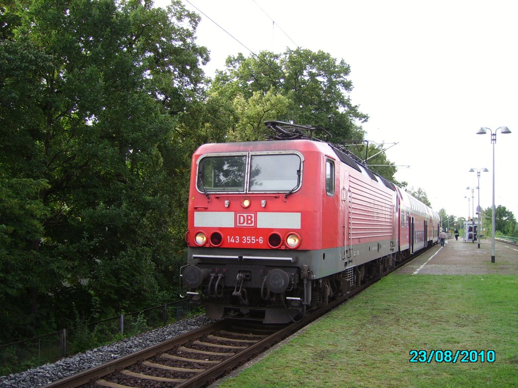 RB Zwickau (Sachs) Hbf - Dresden Hbf mit 143 355-6 steht in Zwickau Pölbitz zur abfahrt bereit. Fotografiert im grünen Teil von Zwickau Pölbitz 23.08.2010