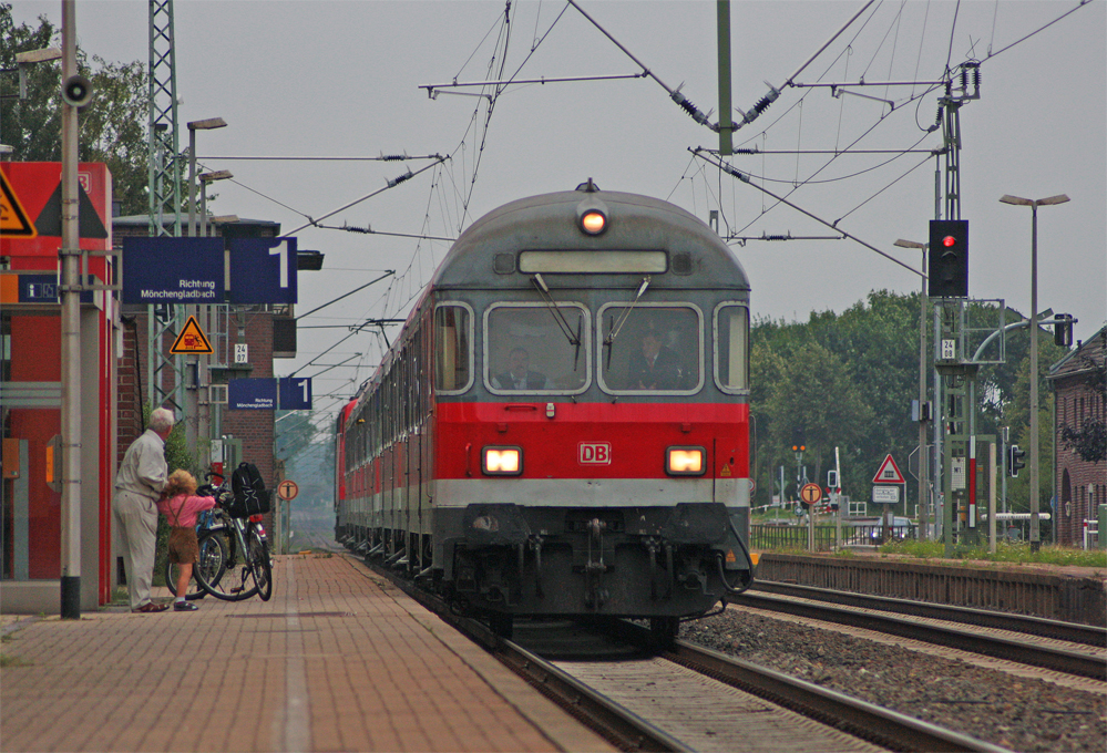 RB11184  Fuball-Sonderzug  aus Aachen nach Essen Stadtwald mit Schublok 111 155 bei der Durchfahrt in Lindern, 15.8.10