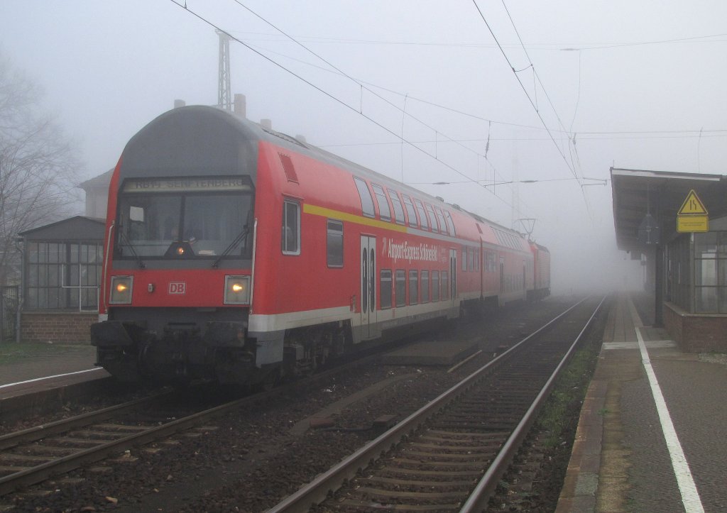 RB14 von Lbbenau/Spreewald nach Senftenberg steht hier in Calau/Niederlausitz bereit. 21.11.2010