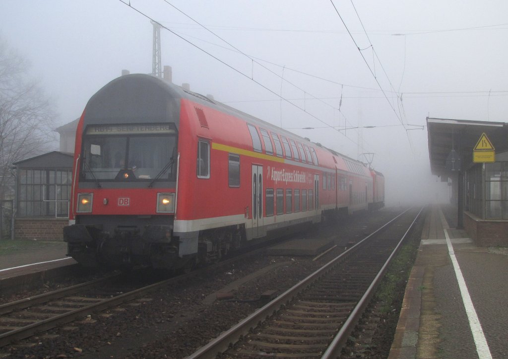 RB14 von Lbbenau/Spreewald nach Senftenberg steht hier in Calau/Niederlausitz bereit. 21.11.2010